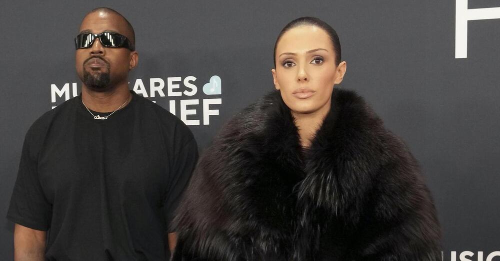 GIORNATA NERA. Bianca Censori e la svolta (obbligata?) nel look per una passeggiata con i figli di Kanye West (dopo la polemica con Kim Kardashian?) [FOTO]