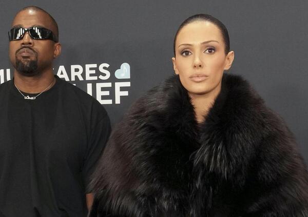 GIORNATA NERA. Bianca Censori e la svolta (obbligata?) nel look per una passeggiata con i figli di Kanye West (dopo la polemica con Kim Kardashian?) [FOTO]