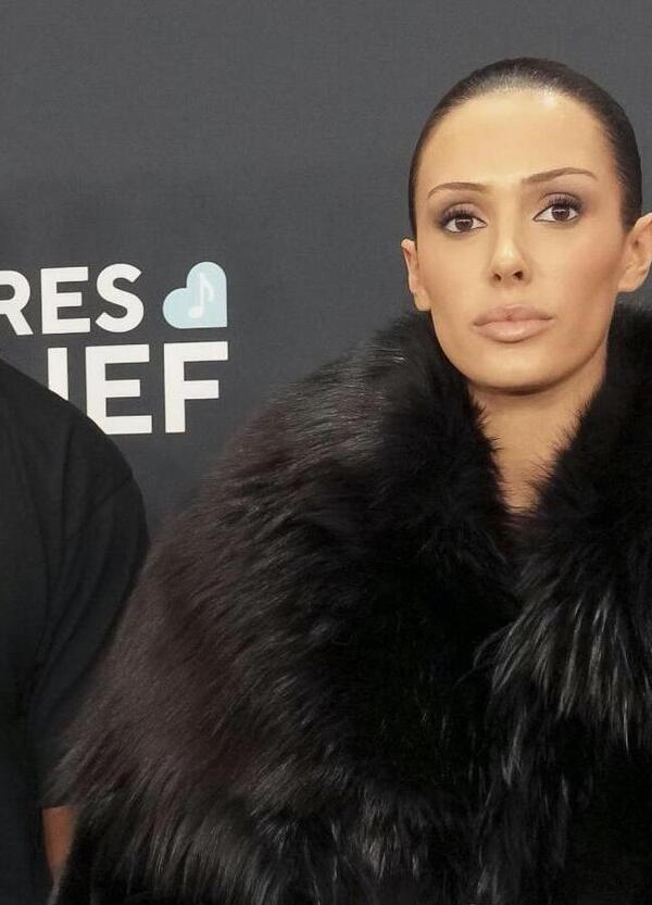 GIORNATA NERA. Bianca Censori e la svolta (obbligata?) nel look per una passeggiata con i figli di Kanye West (dopo la polemica con Kim Kardashian?) [FOTO]
