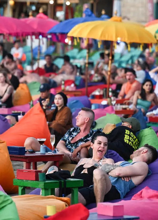TURISMO IN ITALIA IN CRISI? Nel mondo ESPLODE! Bali al collasso per colpa di Influencer, travel blogger e &ldquo;viaggiatori occasionali&rdquo;. Ecco come l&#039;overtourism distrugge il mondo