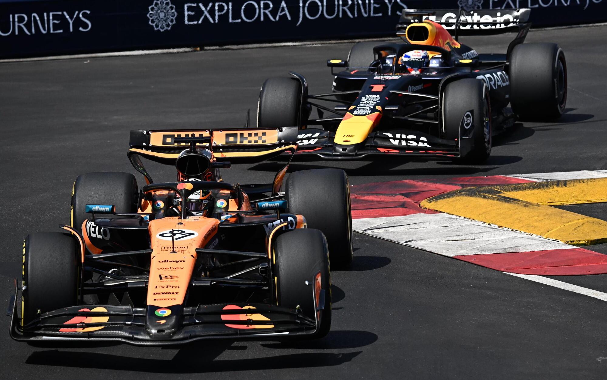 Oscar Piastri e Max Verstappen durante il Gran Premio di Monaco