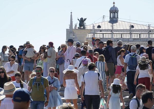 TURISMO VIOLENTO A VENEZIA. Calci e pugni al tabaccaio perch&eacute; il pagamento con carta non funziona. Ma chi &egrave; l&rsquo;aggressore? 