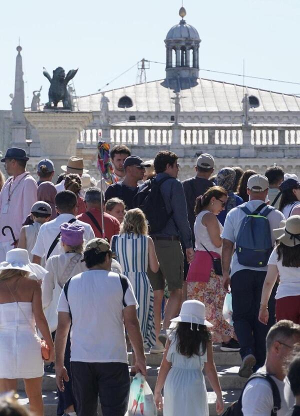 TURISMO VIOLENTO A VENEZIA. Calci e pugni al tabaccaio perch&eacute; la carta non funziona