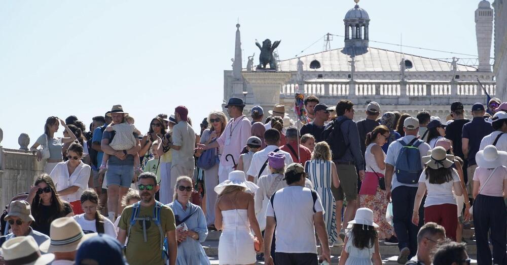 TURISMO VIOLENTO A VENEZIA. Calci e pugni al tabaccaio perch&eacute; il pagamento con carta non funziona. Ma chi &egrave; l&rsquo;aggressore? 