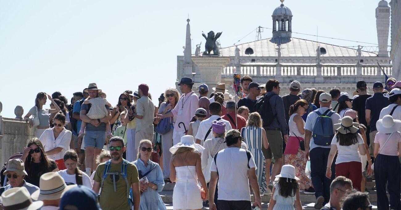 TURISMO VIOLENTO A VENEZIA? Calci e pugni al tabaccaio perch&eacute; il pagamento con carta non funziona. Ma chi &egrave; l&rsquo;aggressore? 