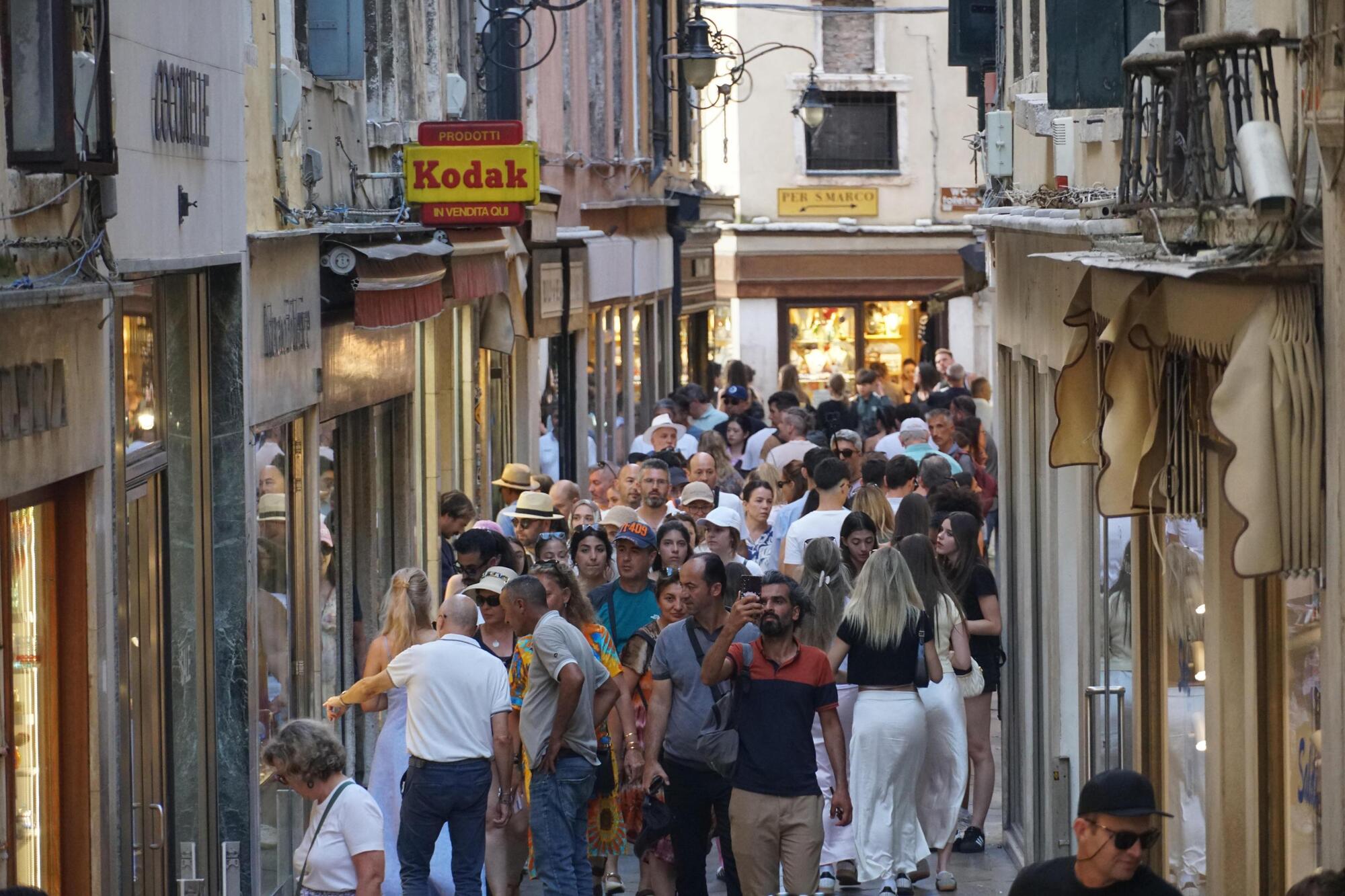 Venezia, aggredito un tabaccaio con calci e pugni