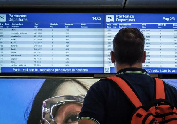 CAOS TURISMO. Il paradosso dei voli ad agosto (Etna permettendo): i prezzi calano pi&ugrave; a ridosso della partenza per le vacanze. Le compagnie aeree &ldquo;premiano&rdquo; i ritardatari? Ecco le tratte e i giorni migliori