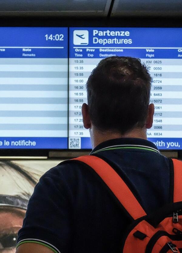 CAOS TURISMO. Il paradosso dei voli ad agosto: i prezzi calano a ridosso della partenza. Ma perch&eacute;?