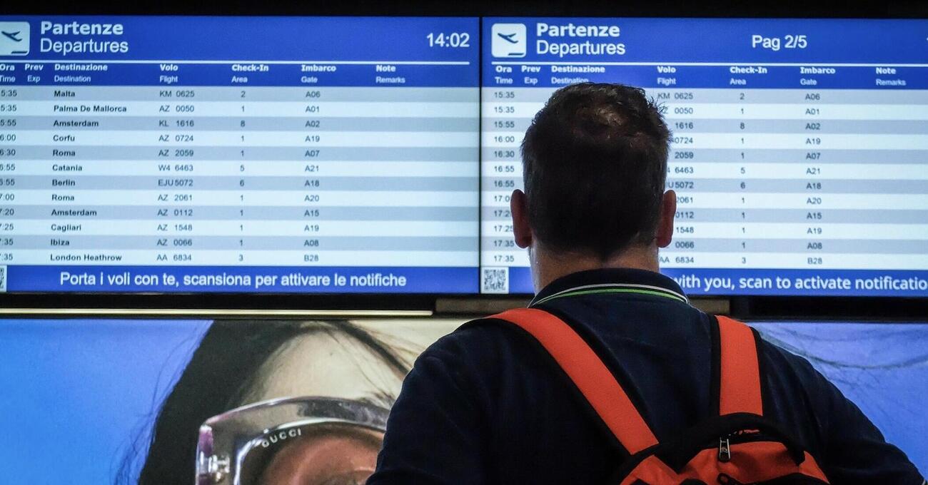 CAOS TURISMO? Il paradosso dei voli ad agosto (Etna permettendo): i prezzi calano pi&ugrave; a ridosso della partenza per le vacanze. Le compagnie aeree &ldquo;premiano&rdquo; i ritardatari? Ecco le tratte e i giorni migliori