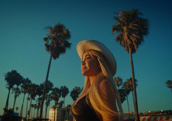 Il turismo alternativo? ESTATE A LOS ANGELES CON VERA GEMMA: &ldquo;Chi pensa di venire qui in vacanza non ha capito un caz*o. Liberi di non essere pi&ugrave;&nbsp;italiani in ferie. E sull&#039;aereo da Miami...&rdquo;