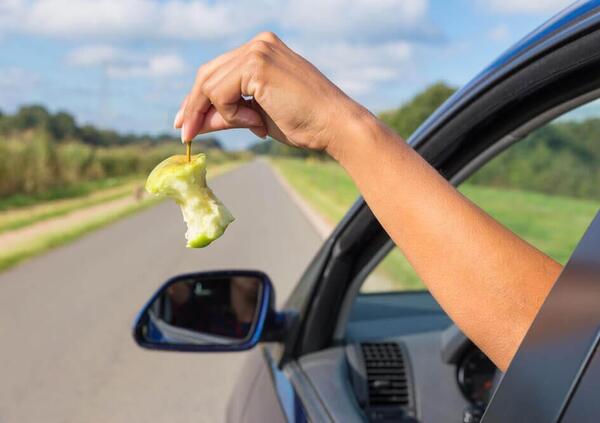 HOT WHEELS. Ma davvero ti possono arrestare se butti qualcosa dal finestrino dell&#039;auto? Ecco la nuova legge (e le multe e punizioni pesanti) per chi lancia rifiuti dal finestrino: ma funzioner&agrave;? E come?
