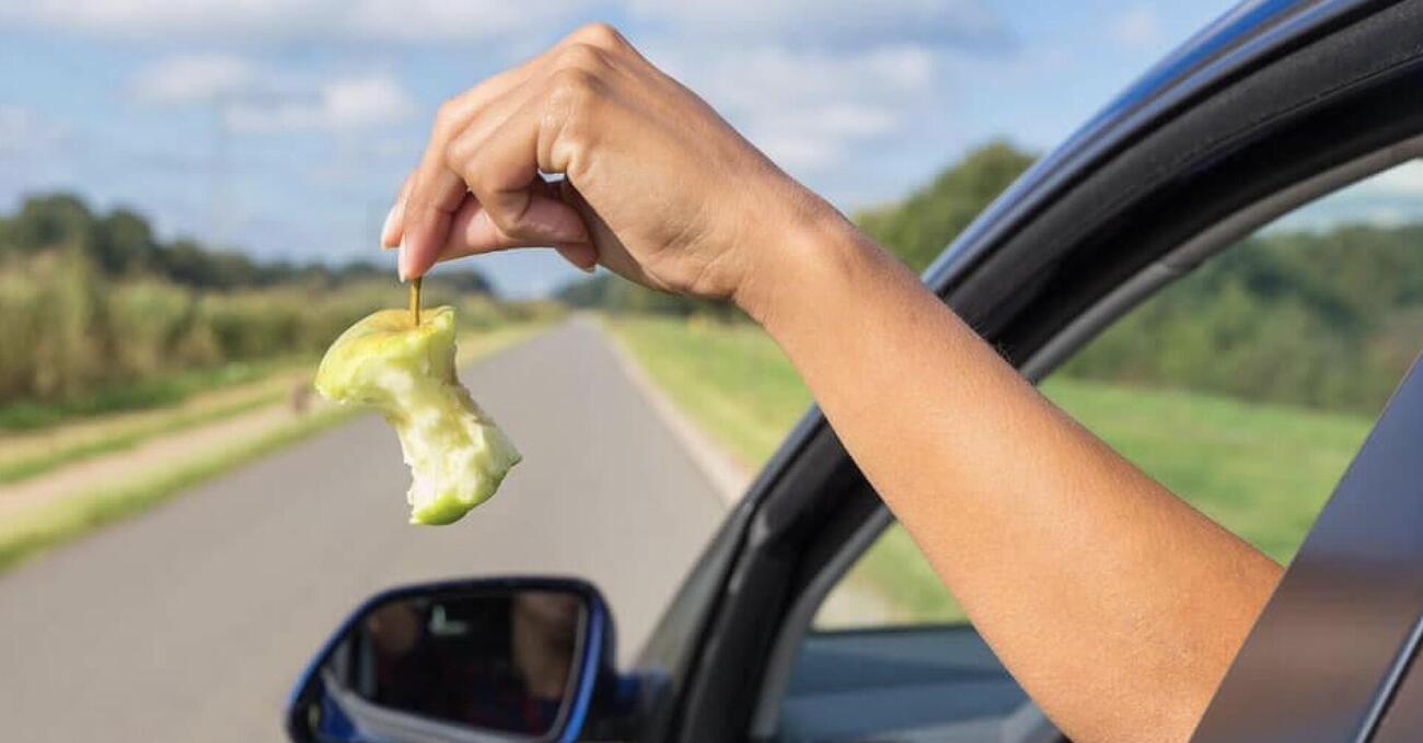 HOT WHEELS. Ma davvero ti possono arrestare se butti qualcosa dal finestrino dell&#039;auto? Ecco la nuova legge (e le multe e punizioni pesanti) per chi lancia rifiuti dal finestrino: ma funzioner&agrave;? E come?