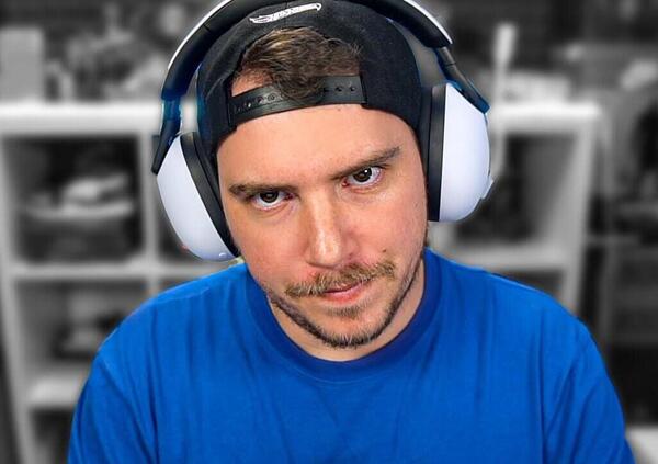 TOT&Ograve;, &ldquo;BATTUTE ALLA STRISCIA LA NOTIZIA?&rdquo; Lo youtuber MIKESHOWSHA fa incazzare il mondo: &ldquo;Non ho mai visto un suo film, non c&#039;&egrave; motivo di vederli&rdquo;. Ma mi faccia il piacere o no?