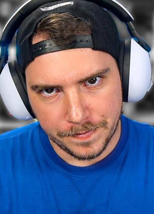 TOT&Ograve;, &ldquo;BATTUTE ALLA STRISCIA LA NOTIZIA?&rdquo; Lo youtuber MIKESHOWSHA fa incazzare il mondo