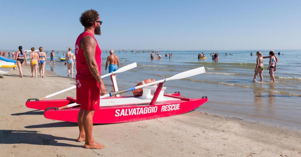 L&rsquo;ENNESIMO ALLARME PER IL TURISMO? Parla il climatologo: &ldquo;Il livello del mare salir&agrave;: ecco di quanto ed entro quando&rdquo;. Ma per stabilimenti, citt&agrave; sulla costa e porti che soluzioni ci sono?