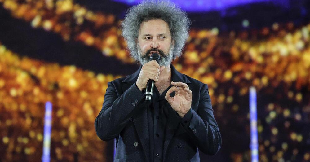 Omicidio Poggi, L&rsquo;OSSESSIONE COLPISCE ANCHE SIMONE CRISTICCHI: &ldquo;Lovati nelle  interviste rigira tra le mani una pennetta usb, &egrave; un riferimento a quella di Chiara?&rdquo; Che conteneva le ricerche sugli abusi sessuali al Santuario della Bozzola&hellip;
