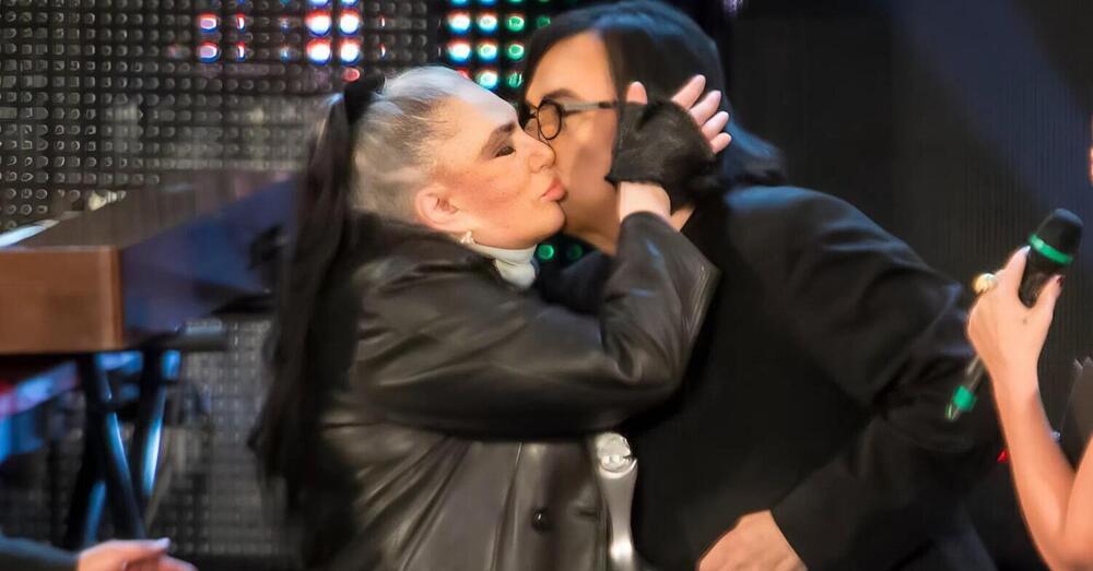 &quot;SEI UN MITO&quot;! Renato Zero e Loredana Bert&egrave; sul palco di La Spezia sono l&#039;immagine pi&ugrave; bella che vedrete quest&#039;estate. Altro che tormentoni estivi [VIDEO]