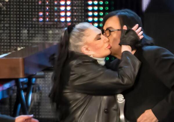 Zero e Bert&egrave;, che fanno pace sul palco, &egrave; l&#039;immagine pi&ugrave; bella dell&#039;estate [VIDEO]