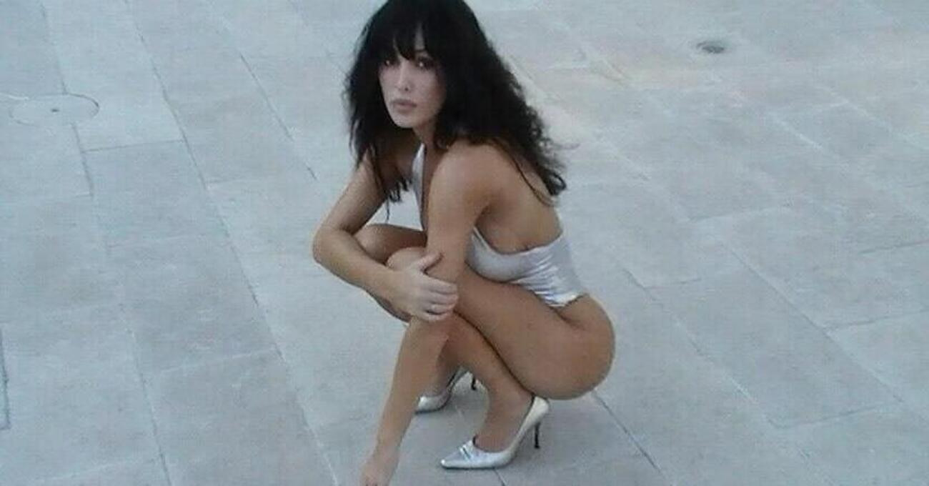 Bianca Censori quasi fuori di seno e di chiappa nella bolla: la nuova scarica di foto hot dopo la parentesi nera e sobria