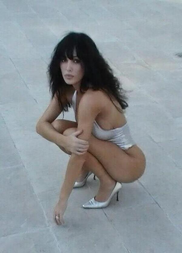 Bianca Censori quasi fuori di seno e di chiappa nella bolla: la nuova scarica di foto hot dopo la parentesi nera e sobria
