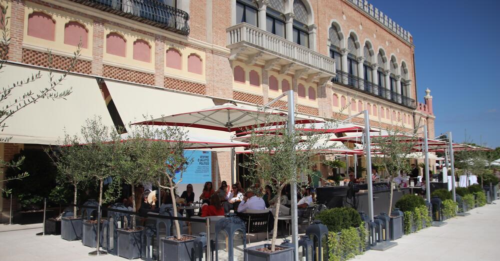 MOW C&rsquo;&Egrave; (DI NUOVO). Al Festival di Venezia 82, saremo media partner de La Terrazza by Atlas Concorde. Tra film, sogni e arte&hellip; Ecco tutto quello che faremo durante la Mostra del cinema insieme a Joydis