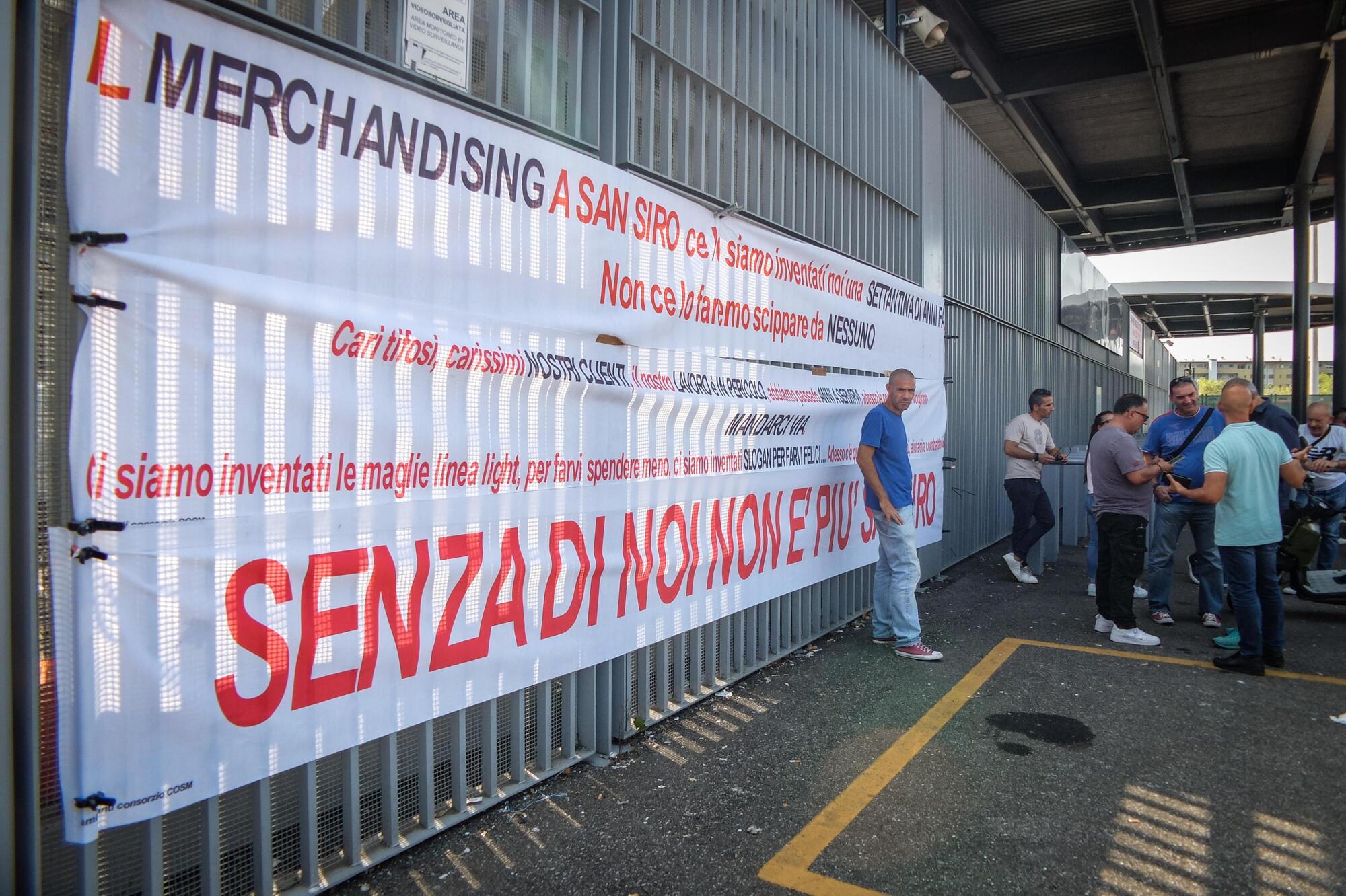 La protesta degli ambulanti fuori da San Siro