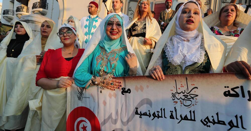 Vacanze e turismo in crisi, ma la Tunisia? Ci siamo stati ed ecco com&rsquo;&egrave;, tra i datteri, Bella Ciao dance, le bandiere palestinesi, il ricordo di Majorana e...