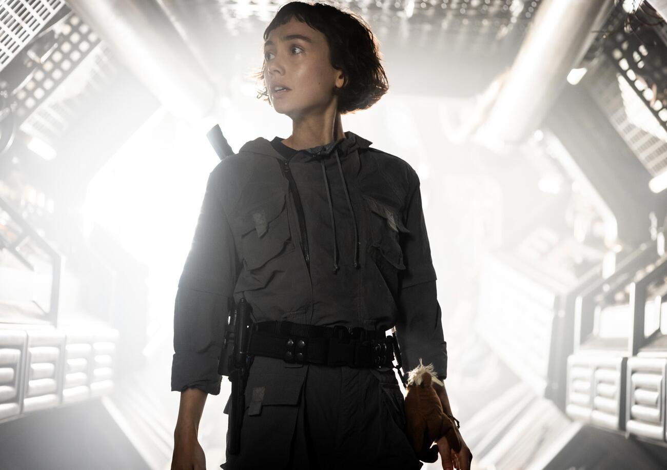 Abbiamo visto &quot;Alien: Pianeta Terra&quot; su Disney+, ma davvero &egrave; la serie dell&#039;anno? Per gli amanti della fantascienza, s&igrave;, perch&eacute;...