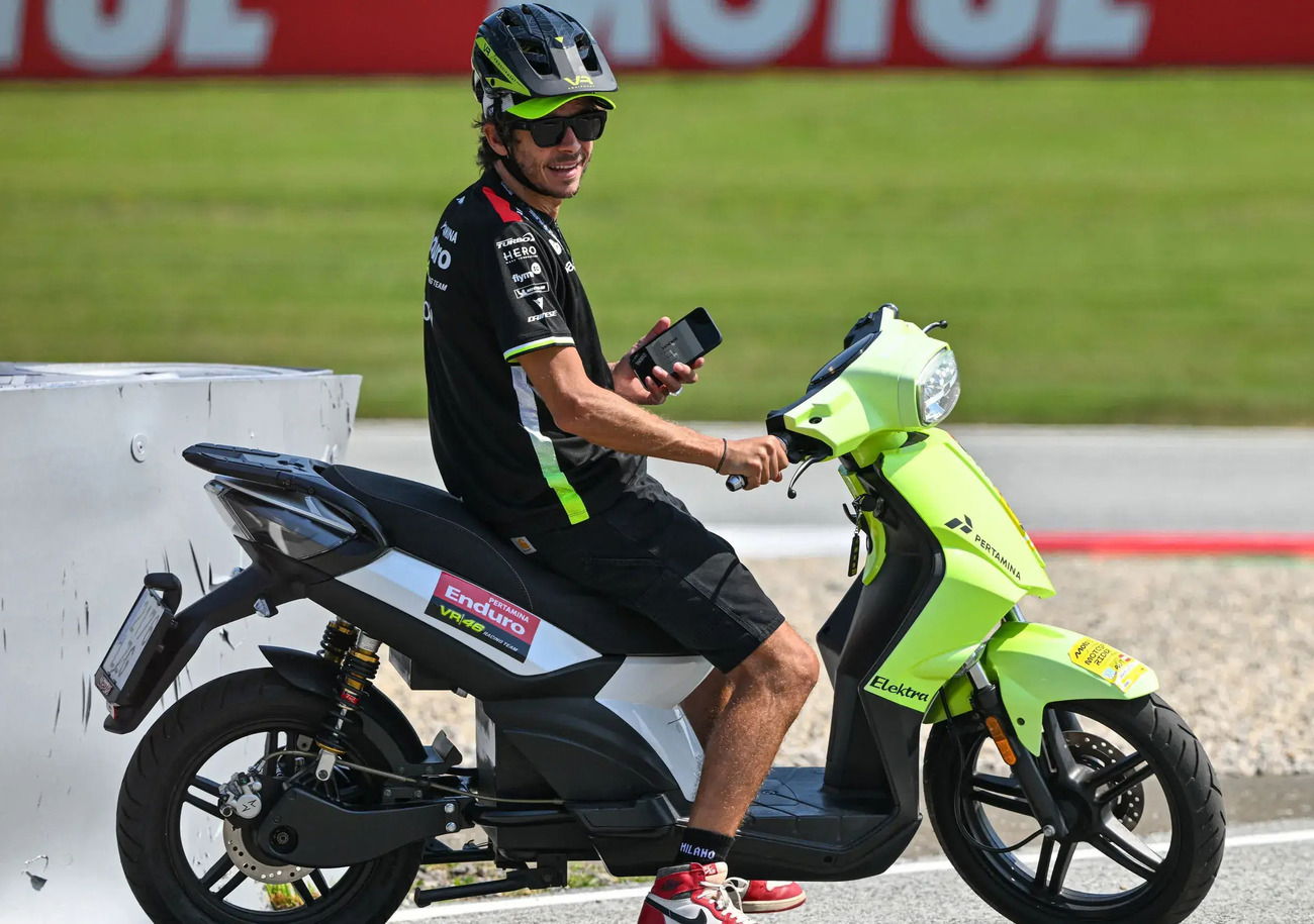 Il venerd&igrave; d&#039;Austria? Marc Marquez illude Pecco Bagnaia sotto gli occhi di Valentino Rossi, l&#039;Aprilia maledice il cambiamento climatico