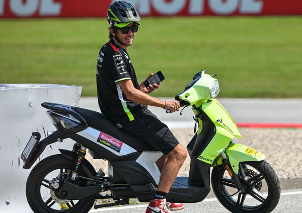 Il venerd&igrave; d&#039;Austria? Marc Marquez illude Pecco Bagnaia sotto gli occhi di Valentino Rossi, l&#039;Aprilia maledice il cambiamento climatico