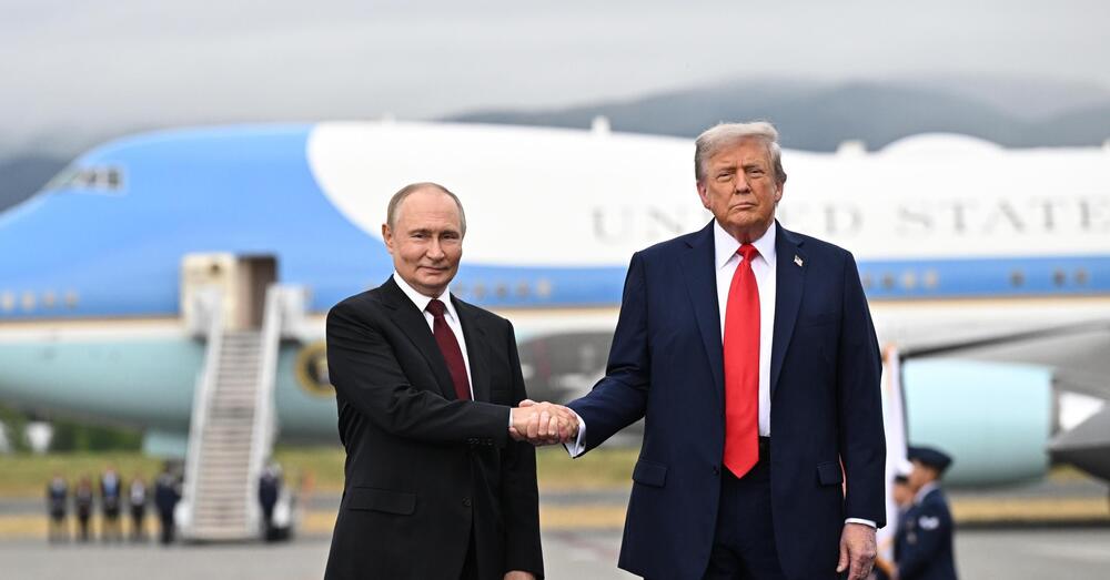 Avete visto la stretta di mano ad Anchorage? Vladimir vince a braccio di ferro e Lilin fa notare il dettaglio: &ldquo;Trump tira ma Putin &egrave; pronto&rdquo;. Ma sulle auto regna Donald con la sua Cadillac One &ldquo;Bestia&rdquo;