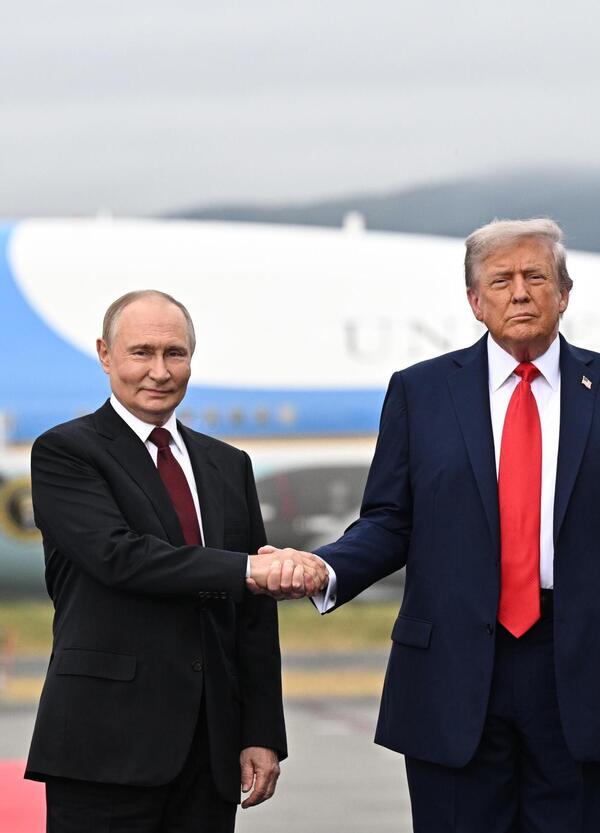 Avete visto la stretta di mano ad Anchorage? Vladimir vince a braccio di ferro e Lilin fa notare il dettaglio: &ldquo;Trump tira ma Putin &egrave; pronto&rdquo;. Ma sulle auto regna Donald con la sua Cadillac One &ldquo;Bestia&rdquo;