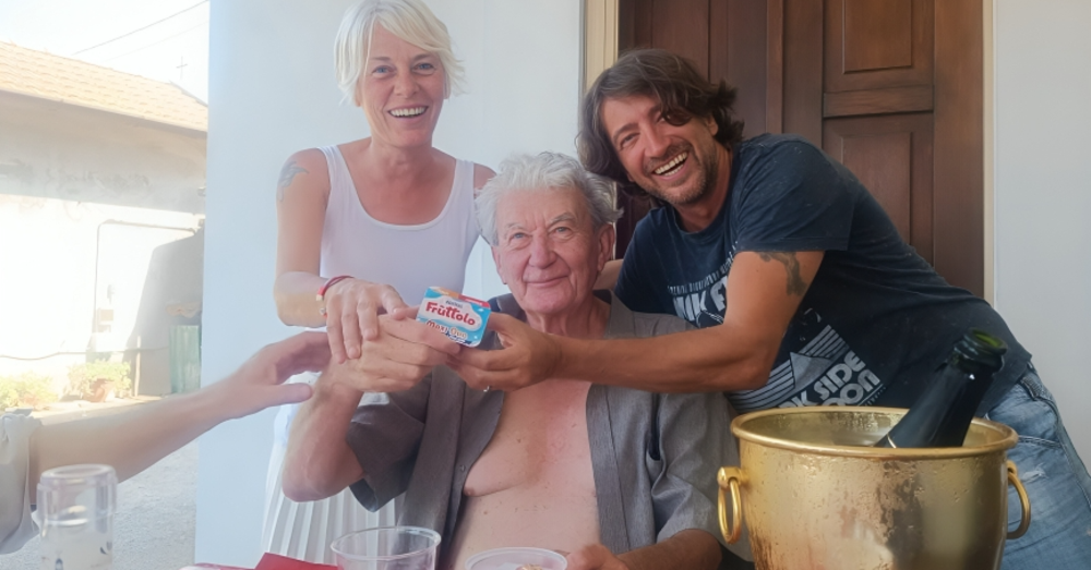 Omicidio Poggi, ma che caz*o ci fa Lovati con un Fruttolo in mano nel giorno dell&rsquo;anniversario del delitto di Chiara? Intanto lui augura buon Ferragosto da Corona, e Albina Perri: &ldquo;Questo &egrave; ok?&rdquo;