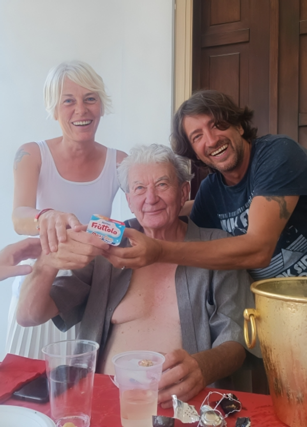 Ok, ma che caz*o ci fa Lovati con un Fruttolo in mano nel giorno dell&rsquo;anniversario del delitto di Chiara?