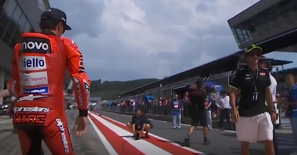 Incrociarsi e non vedersi! &ldquo;In pista l&rsquo;avrei notato&rdquo;: Marc Marquez taglia corto (e furbo) su Valentino Rossi al Red Bull Ring. Mentre il fratello Alex stuzzica Pecco&hellip;