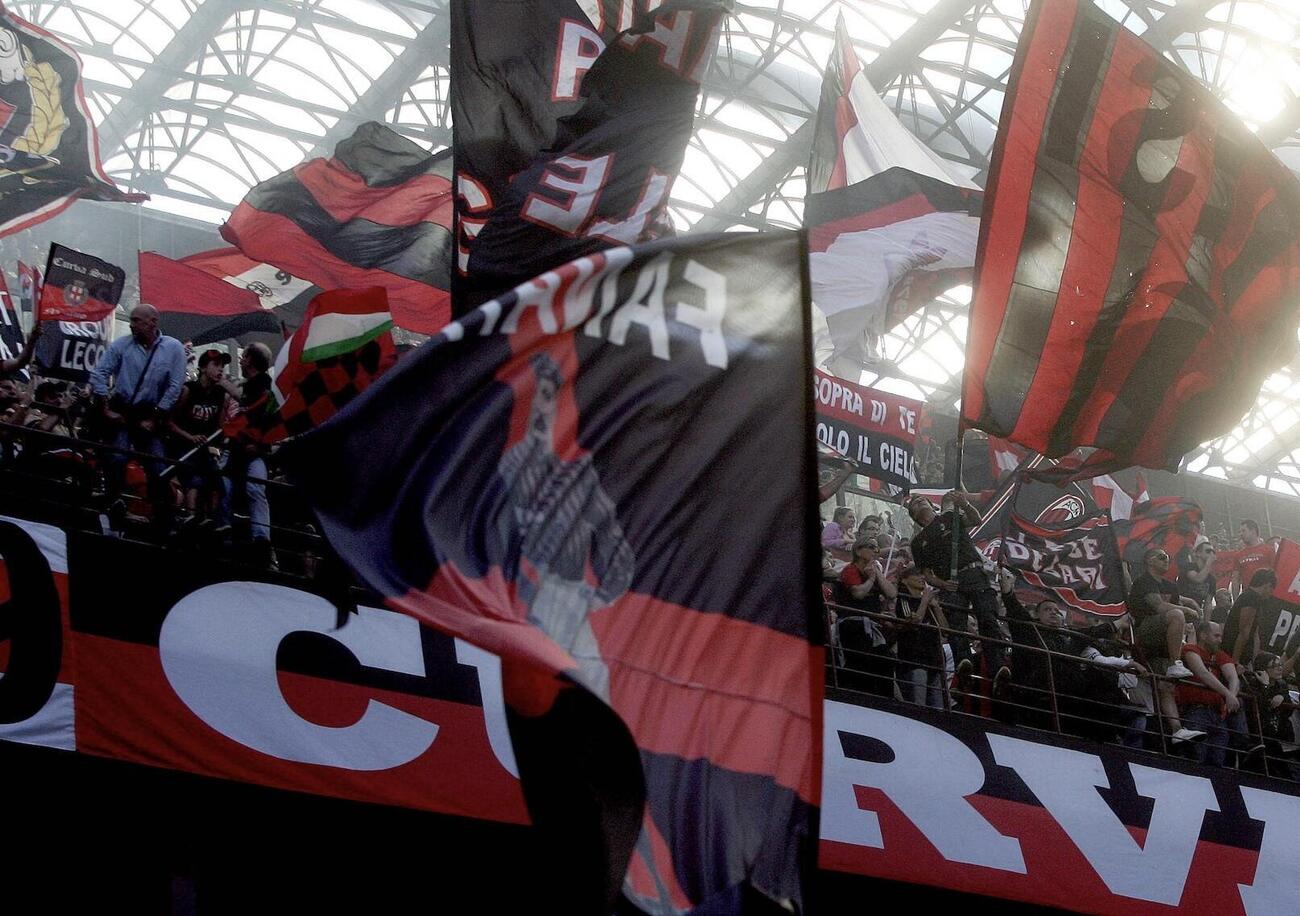 Milan contro ultras, GUERRA INFINITA. Vietati gli striscioni dell&rsquo;Old Clan a San Siro: &ldquo;Siamo su Scherzi a parte&rdquo;. La Sud chiama a raccolta i suoi per protestare. E &ldquo;Pacio&rdquo; attacca: &ldquo;Espulso dopo 26 anni&hellip;&rdquo;