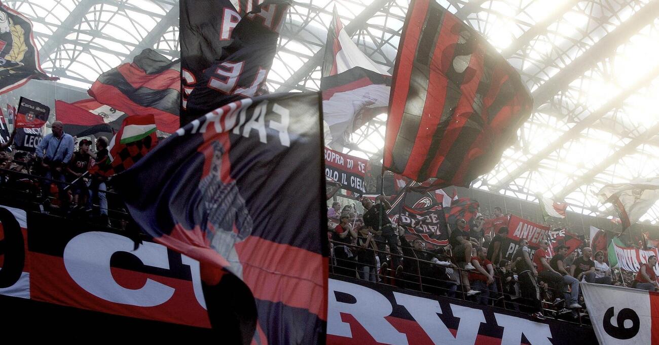 Milan contro ultras, GUERRA INFINITA. Vietati gli striscioni dell&rsquo;Old Clan a San Siro: &ldquo;Siamo su Scherzi a parte&rdquo;. La Sud chiama a raccolta i suoi per protestare. E &ldquo;Pacio&rdquo; attacca: &ldquo;Espulso dopo 26 anni&hellip;&rdquo;