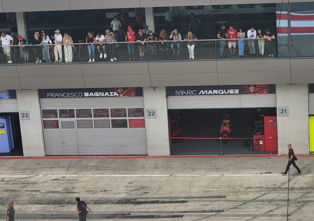 Ducati: una saracinesca su e l&rsquo;altra gi&ugrave; come un sipario ormai calato? Marc Marquez ride, Pecco Bagnaia chiede spiegazioni e Gigi Dall&rsquo;Igna replica freddo
