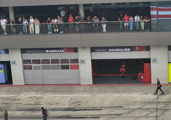 Ducati: una saracinesca su e l&rsquo;altra gi&ugrave; come un sipario ormai calato? Marc Marquez ride, Pecco Bagnaia chiede spiegazioni e Gigi Dall&rsquo;Igna replica freddo