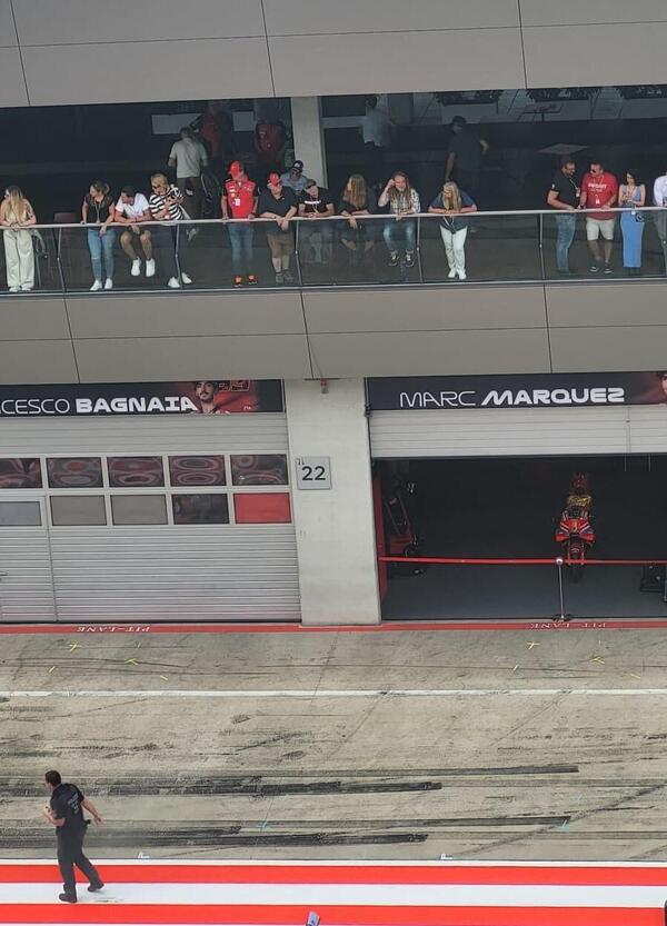 Ducati: una saracinesca su e l&rsquo;altra gi&ugrave; come un sipario ormai calato? Marc Marquez ride, Pecco Bagnaia chiede spiegazioni e Gigi Dall&rsquo;Igna replica freddo