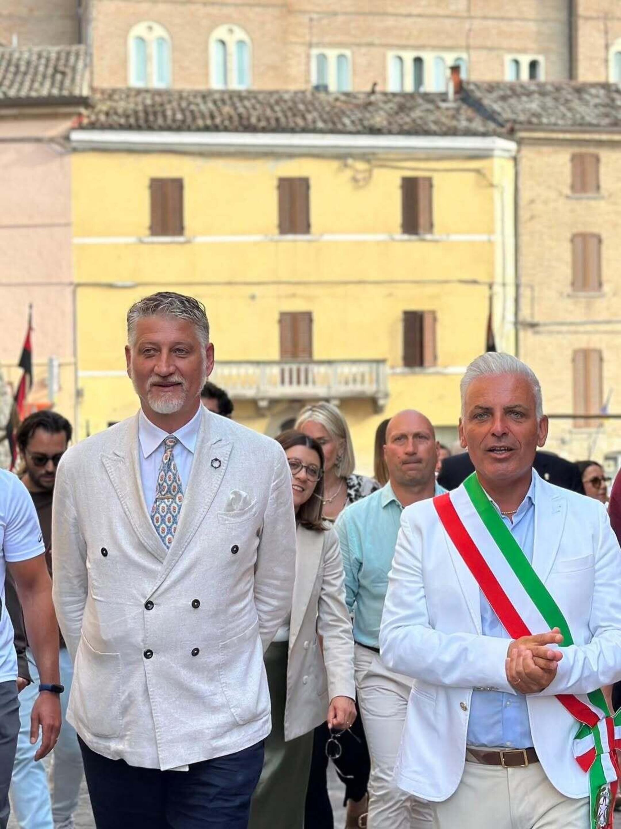 Il ministro della cultura Alessandro Giuli con la spilla dell&#039;anellone a nodi piceno