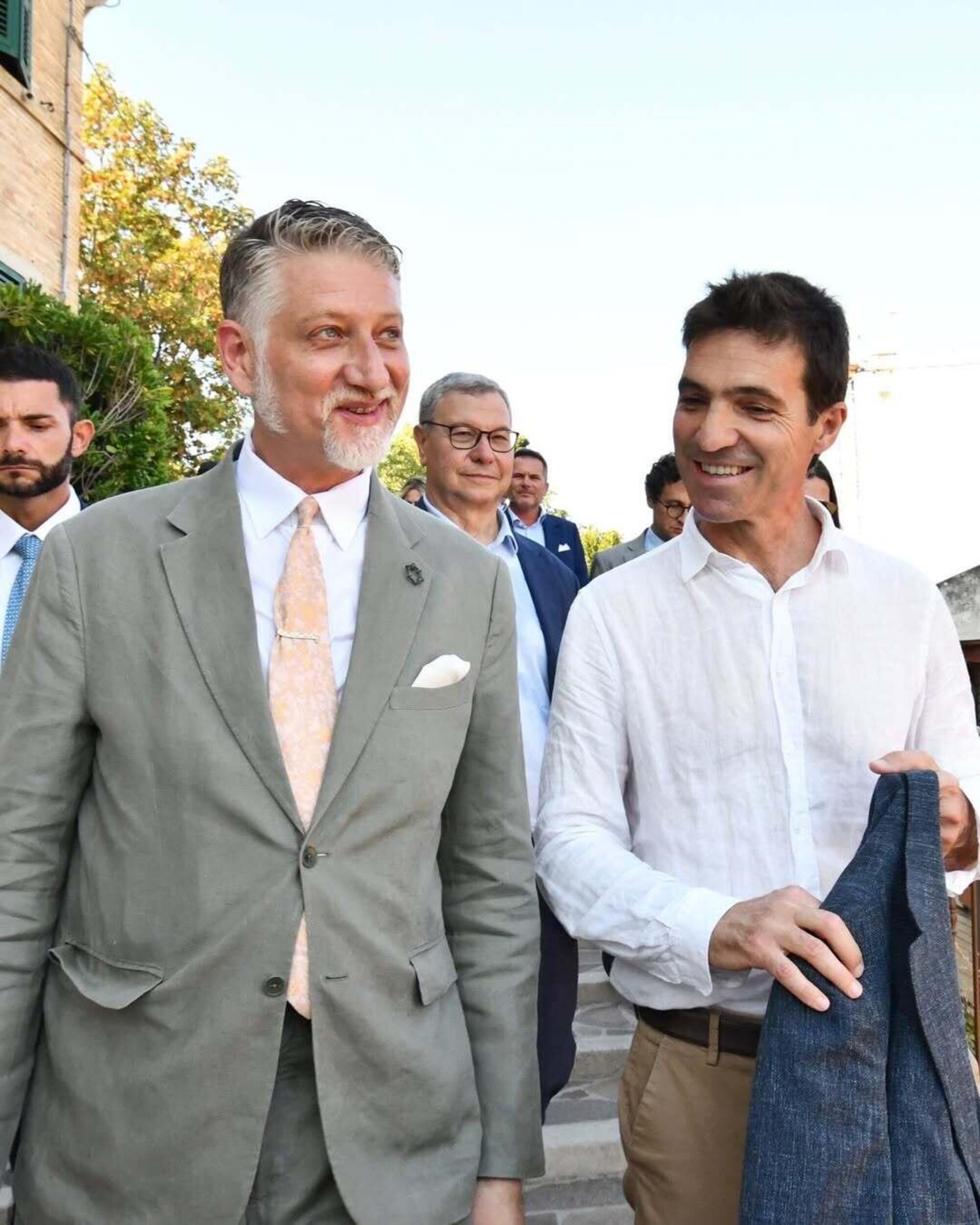 Il ministro della cultura Alessandro Giuli con la spilla dell&#039;anellone a nodi piceno