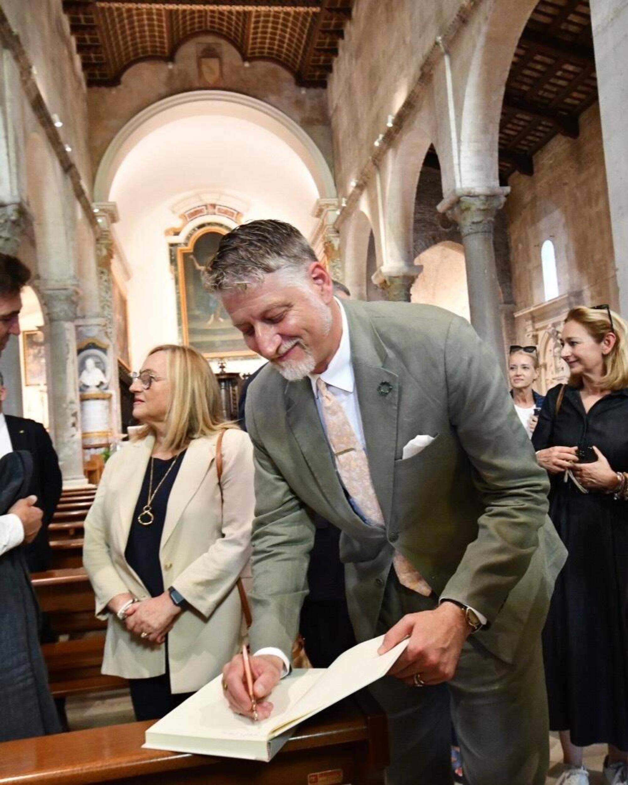 Il ministro della cultura Alessandro Giuli con la spilla dell&#039;anellone a nodi piceno