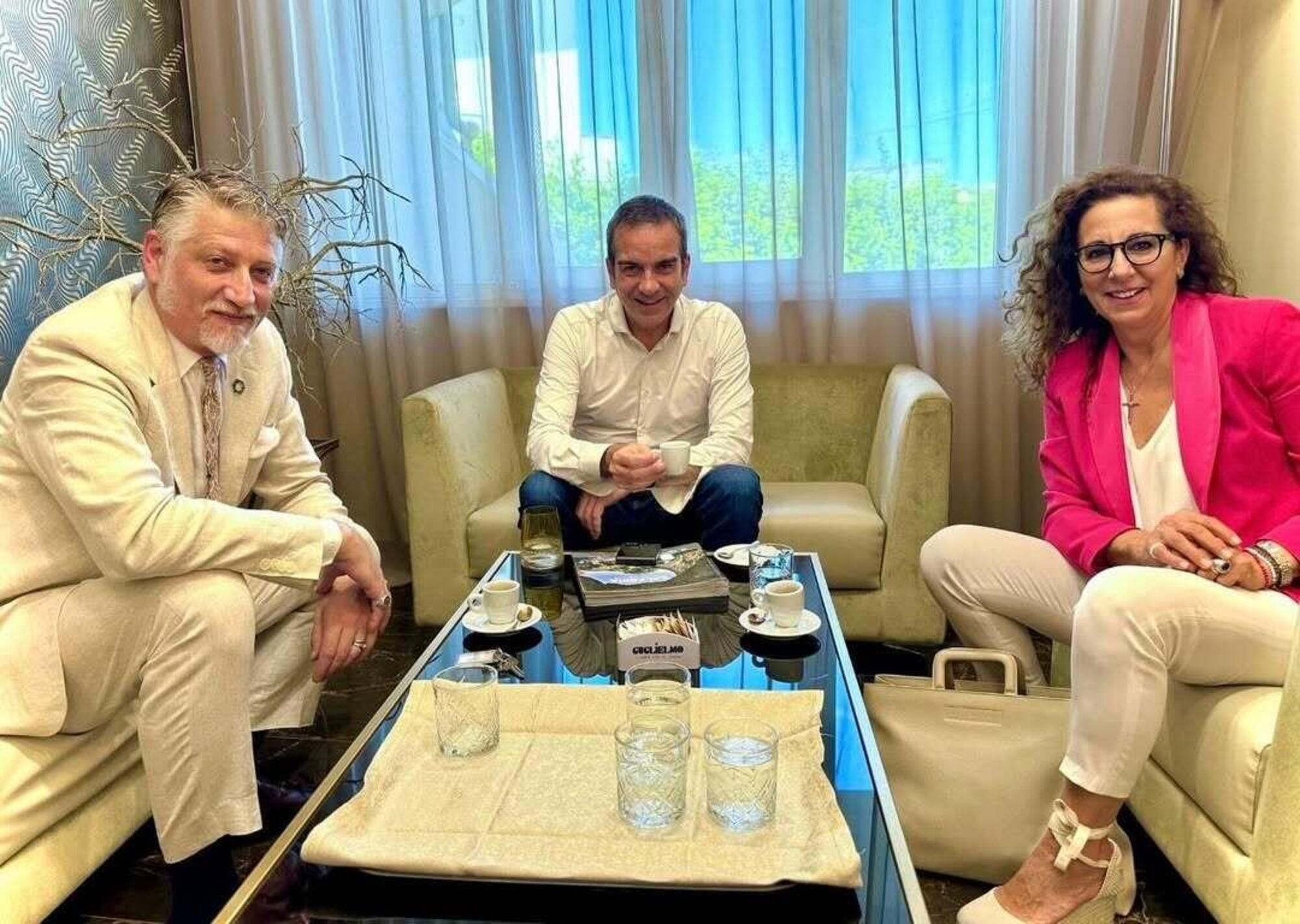 Il ministro della cultura Alessandro Giuli con la spilla dell&#039;anellone a nodi piceno