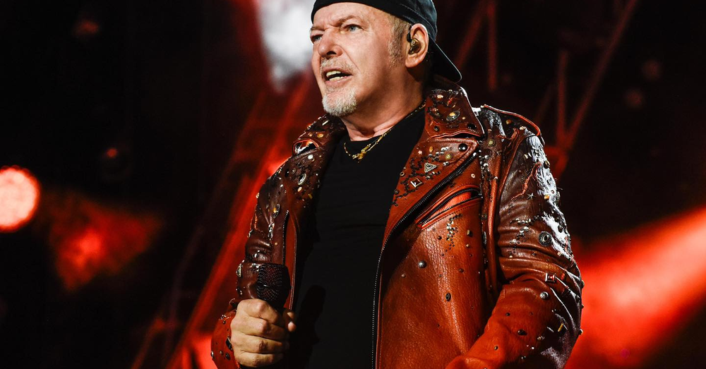 Vasco Rossi pu&ograve; fare UNA VACANZA TRANQUILLO? Il turismo &egrave; in crisi, i rompicogl*oni del selfie no. Ma godetevelo su Canale 5 ne I magnifici 7 concerti&hellip;
