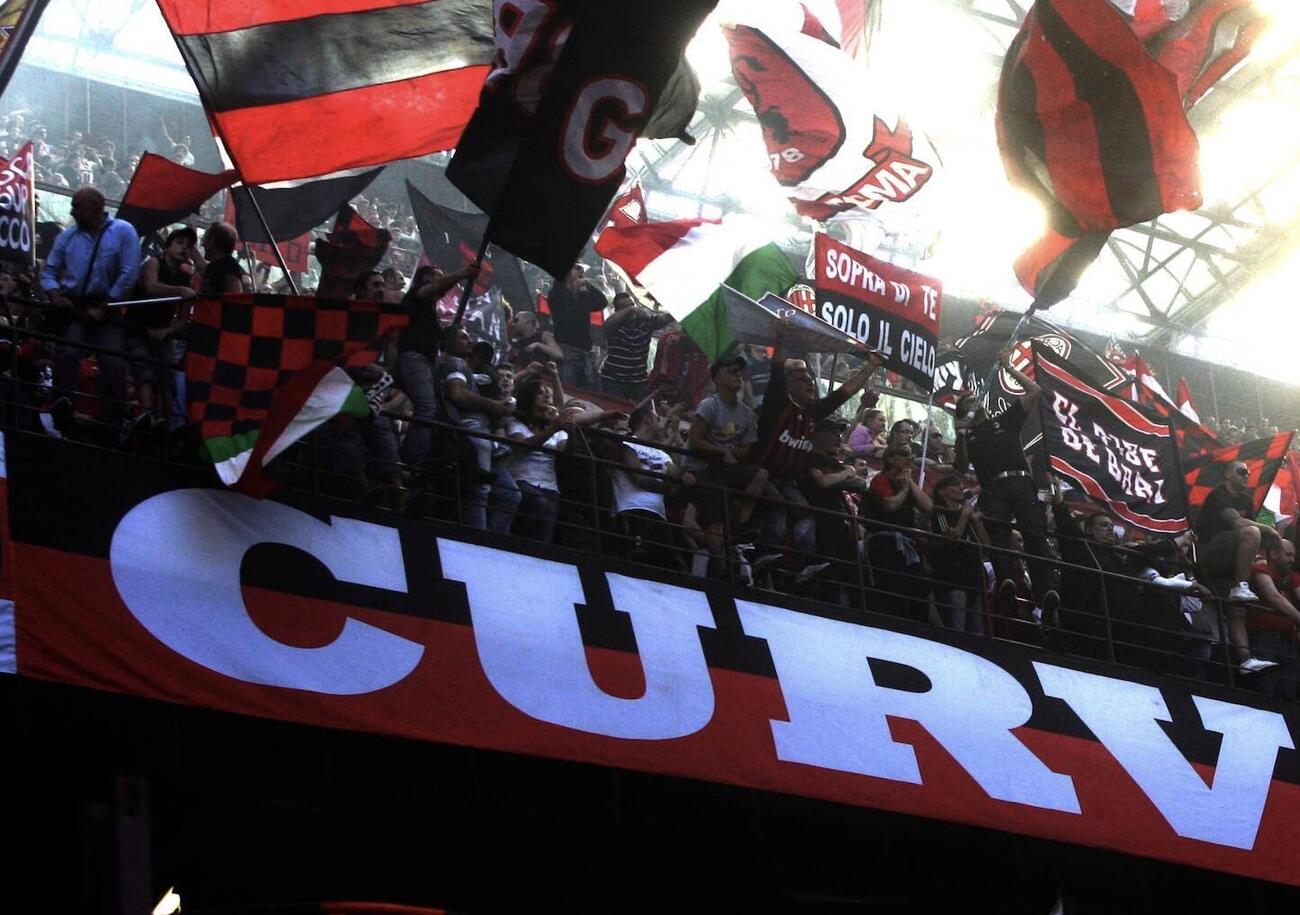 Ma &egrave; San Siro o un teatro? Gli ultras e Pacio della Sud attaccano ancora dopo Milan-Bari in Coppa Italia: &ldquo;Tenetevi i turisti in curva&rdquo;. E sugli spalti compaiono maglie di altre squadre: &ldquo;Nessun senso di appartenenza&rdquo;