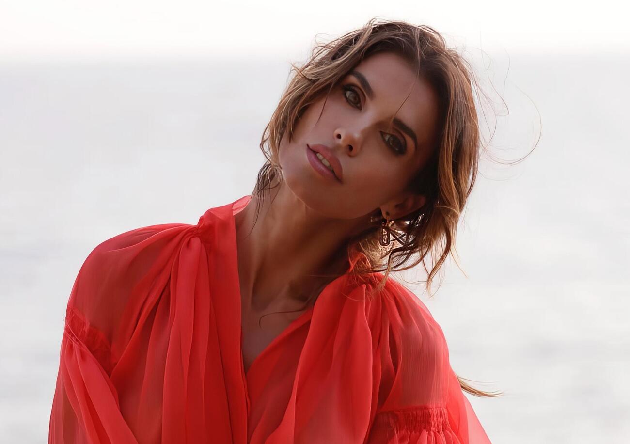 ESTATE CALDISSIMA: Elisabetta Canalis a tutto gossip in vacanza con Alvise Rigo, e intanto il nuovo reality Netflix  &ldquo;Physical: da 100 a 1&rdquo;...