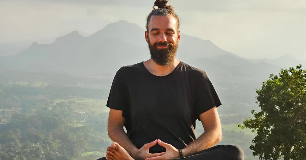 Abbiamo letto il bestseller &ldquo;Verr&agrave; l&rsquo;alba, starai bene&rdquo; di Gianluca Gotto, ma com&rsquo;&egrave;? Dalla &ldquo;segretaria lavoro trendy&rdquo; alle metafore che non sono metafore: &egrave; un romanzo o uno scherzo da hipster? 