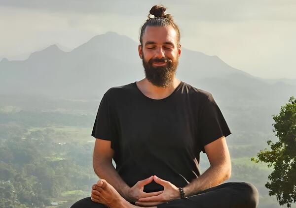 Abbiamo letto il bestseller &ldquo;Verr&agrave; l&rsquo;alba, starai bene&rdquo; di Gianluca Gotto, ma com&rsquo;&egrave;? Dalla &ldquo;segretaria lavoro trendy&rdquo; alle metafore che non sono metafore: &egrave; un romanzo o uno scherzo da hipster? 
