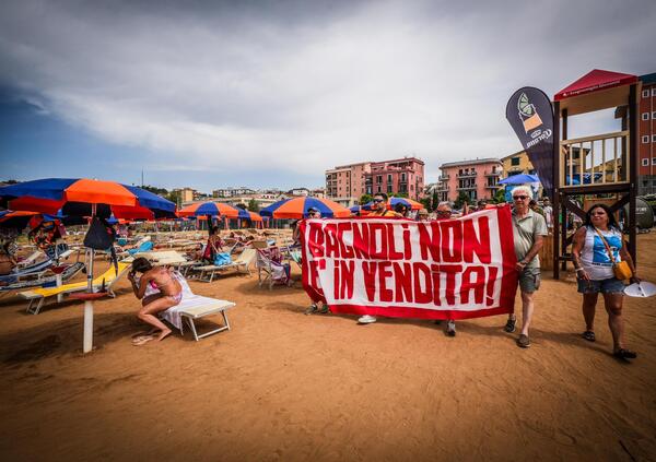 SPIAGGE VUOTE, il geologo Mario Tozzi contro la privatizzazione: &quot;Il 50% deve essere libero, garanzie ambientali e strutture rimovibili. Nessun condono per chi ha costruito&quot;. Ma quante sono le spiagge in Italia? Ecco i dati